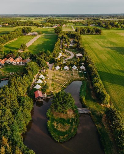 Carousel post from glampings.