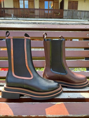 Carousel post from almareafootwear.