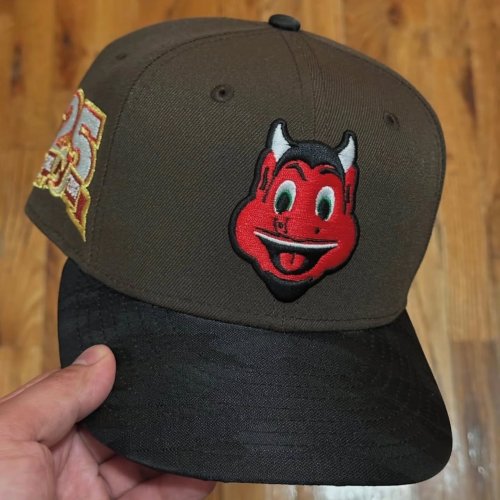 Carousel post from exclusive.fitted.