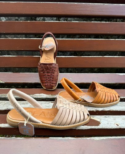 Carousel post from almareafootwear.
