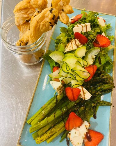 Carousel post from miditreizepontarlier.