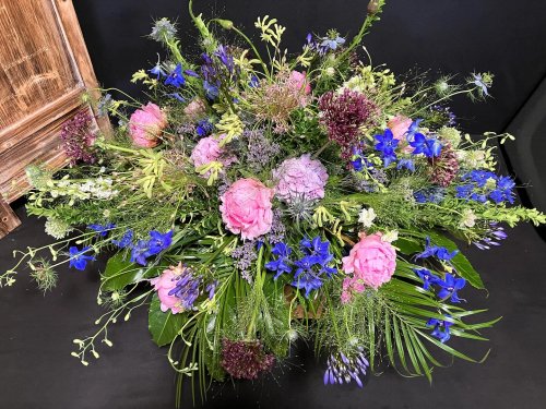 Carousel post from dellemannbloemen.