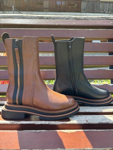 Carousel post from almareafootwear.