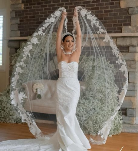 Carousel post from jolibride.