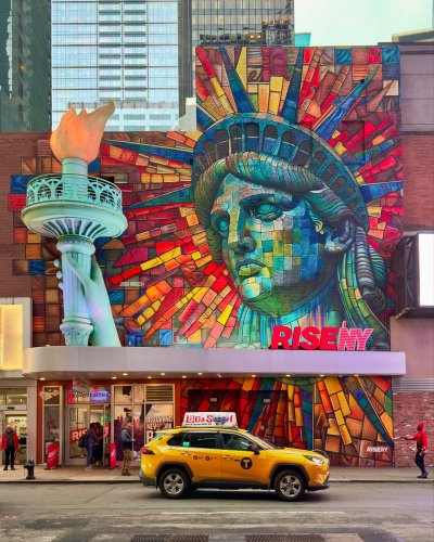 Carousel post from nyclovesnyc.
