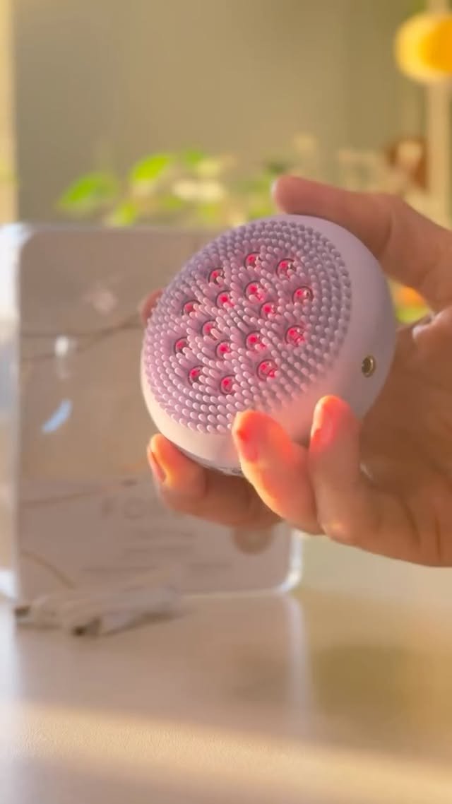 FOREO LUNA™ 4 go | Travel-Friendly Facial Cleansing Massager
