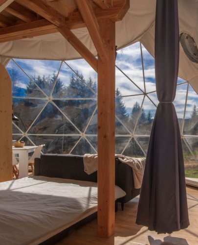 Carousel post from glampings.