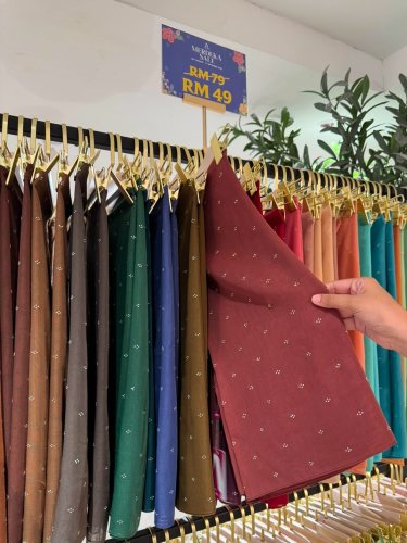 Carousel post from galeriariani.