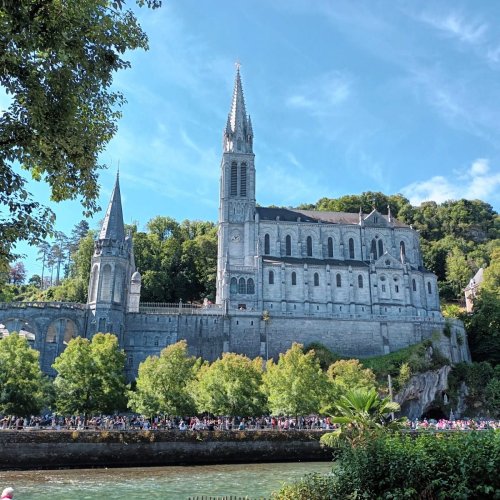 Carousel post from eglisecatho38.