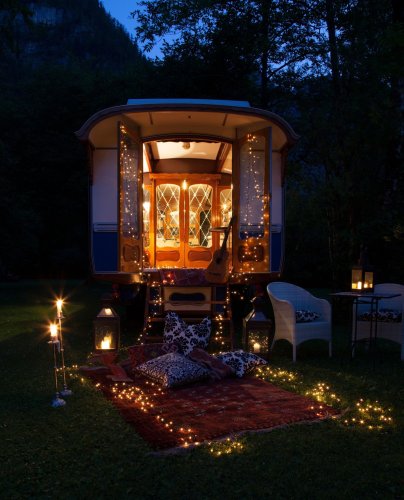 Carousel post from glampings.