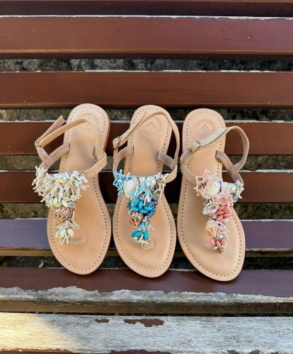 Carousel post from almareafootwear.