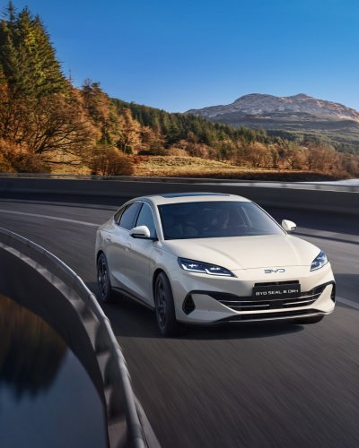 Carousel post from salonautolyon.