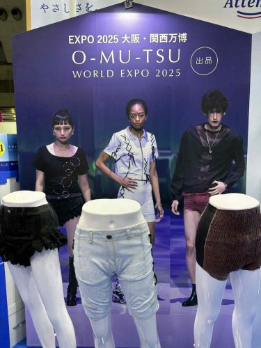 Carousel post from @elleairofficial.