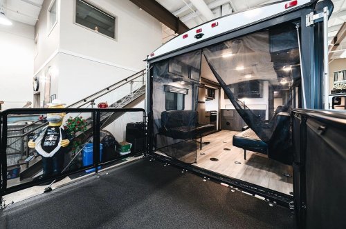 Carousel post from Western RV Country.