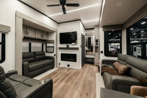 Carousel post from Western RV Country.