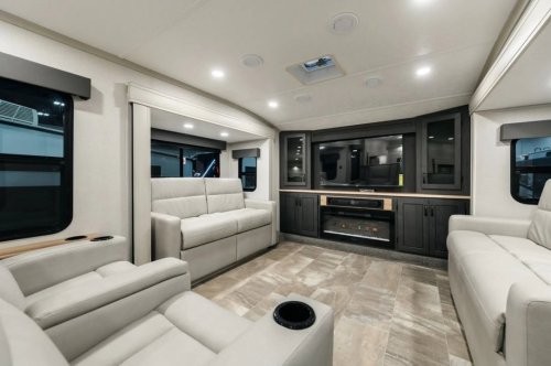 Carousel post from Western RV Country.