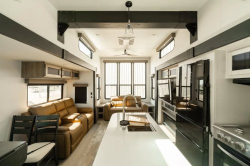 Carousel post from Western RV Country.