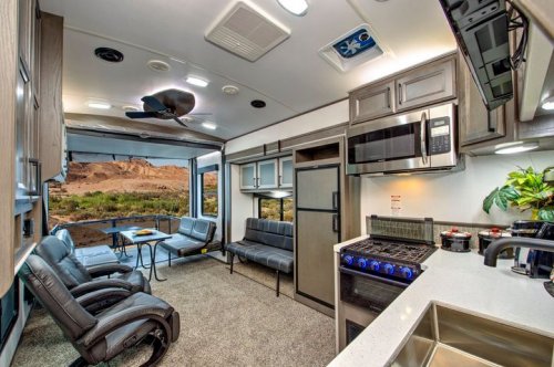 Carousel post from Western RV Country.