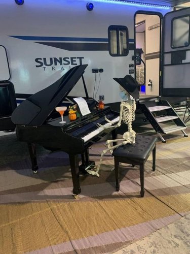 Carousel post from Western RV Country.