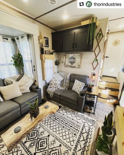 Carousel post from Western RV Country.