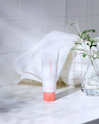 Carousel post from 三省製薬　デルメッド.