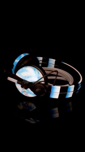 Video post from customcans_headphones.