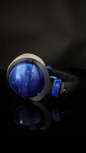 Video post from customcans_headphones.