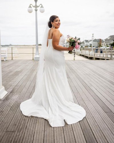 Carousel post from thecurvybridenj.