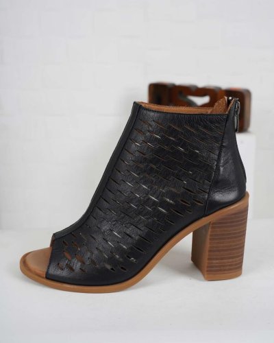 Carousel post from ossoshoes.