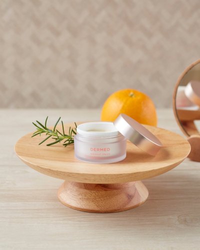 Carousel post from @dermed_jp.