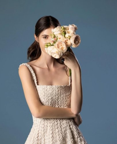 Carousel post from jolibride.