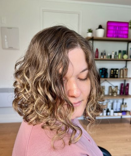 Carousel post from trindadehairstylist.