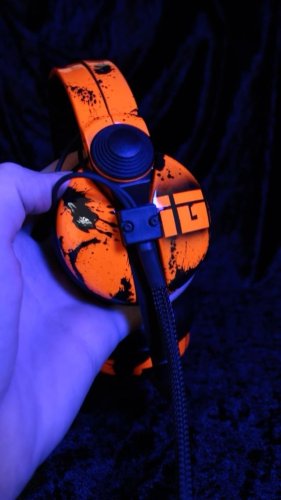 Video post from customcans_headphones.