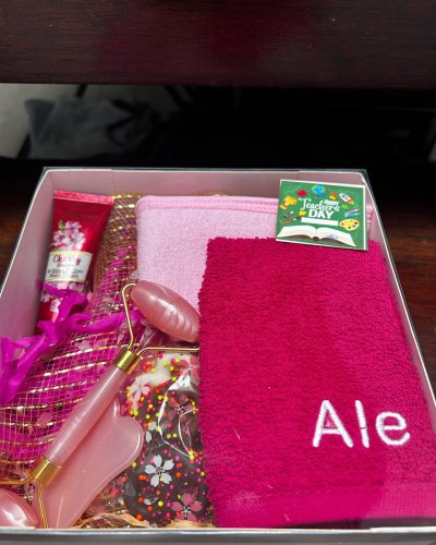 Carousel post from la_gifteria.