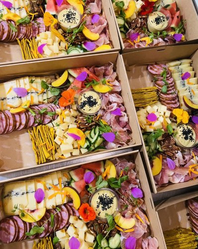 Carousel post from miditreizepontarlier.