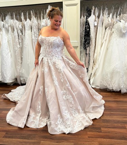 Carousel post from thecurvybridenj.