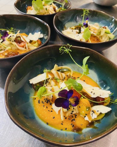 Carousel post from miditreizepontarlier.