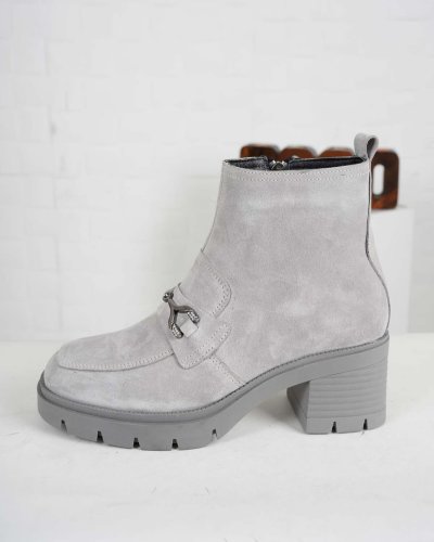 Carousel post from ossoshoes.