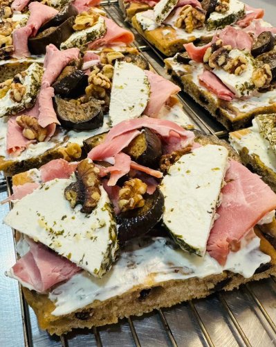 Carousel post from miditreizepontarlier.