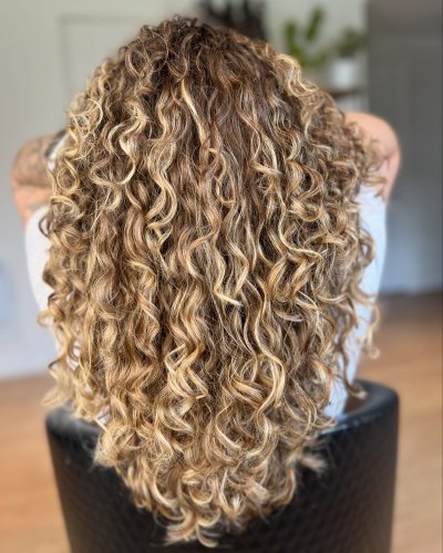 Carousel post from trindadehairstylist.