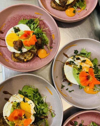 Carousel post from miditreizepontarlier.