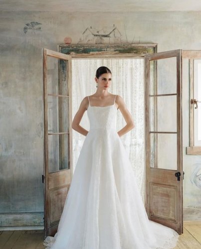 Carousel post from jolibride.