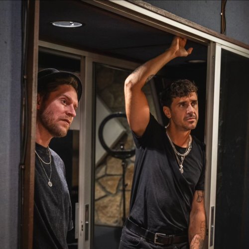 Carousel post from sevenmusic.