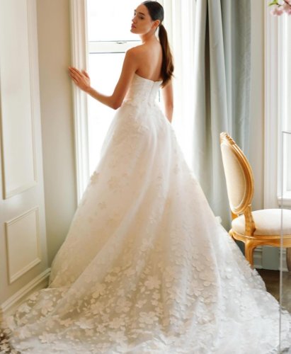 Carousel post from jolibride.