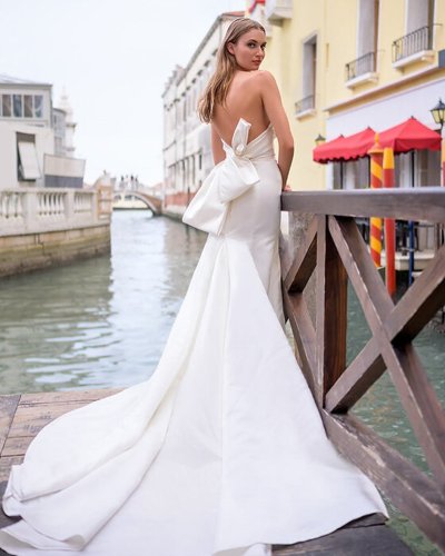 Carousel post from jolibride.