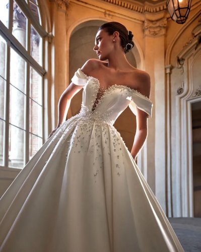 Carousel post from jolibride.