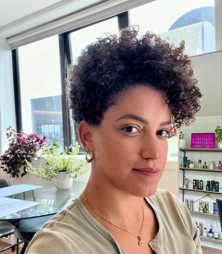 Carousel post from trindadehairstylist.