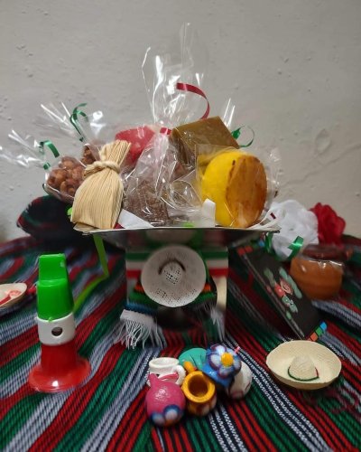 Carousel post from la_gifteria.