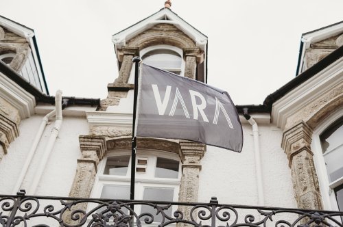 Carousel post from hotelvaratruro.